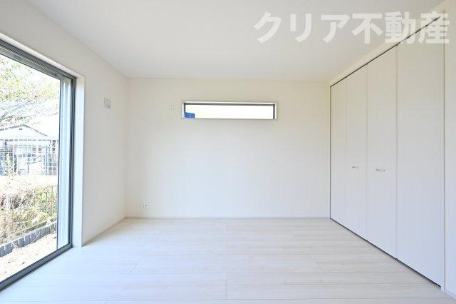 【洋室】 | 太田市鳥山上町第4　リーブルガーデン | 2面採光の洋室は日当たりがよくあったか♪