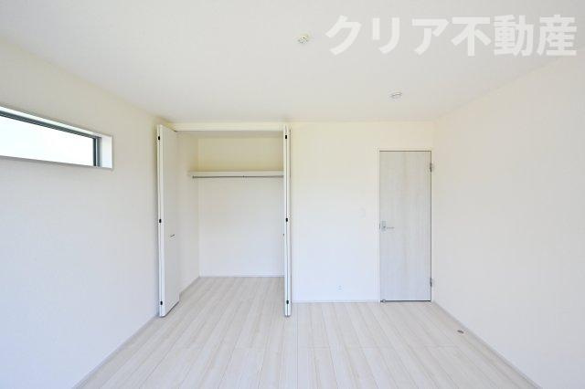【寝室】 | 太田市鳥山上町第4　リーブルガーデン | 日当たりのよい寝室は大容量のクローゼット付き！