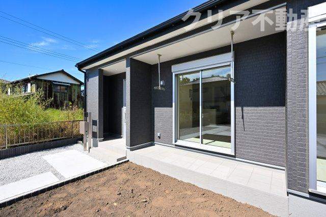 【外観】 | 太田市鳥山上町第4　リーブルガーデン | 日当たりのいいテラスは竿受け設置済みで洗濯物もバッチリ乾きます♪