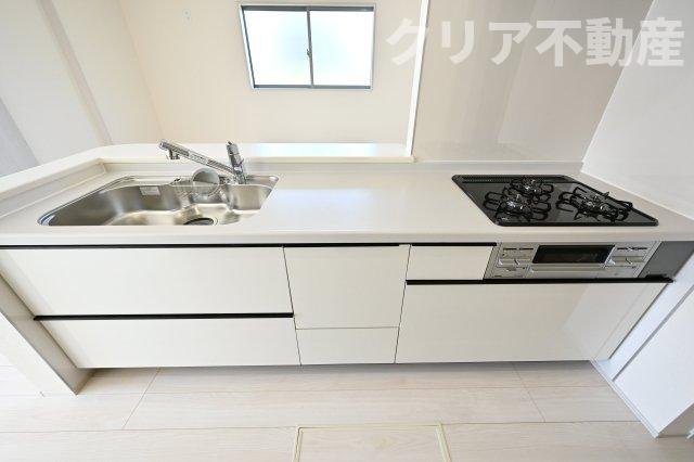 【キッチン】 | 太田市鳥山上町第4　リーブルガーデン | スライド収納付きシステムキッチン。パスタ鍋や圧力鍋の出し入れもスムーズ！