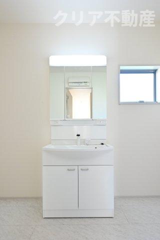 【独立洗面台】 | 太田市鳥山上町第4　リーブルガーデン | 3面ミラーの後ろは収納スペースを完備。生活感のあるものは隠して、スッキリシンプルな洗面台に！