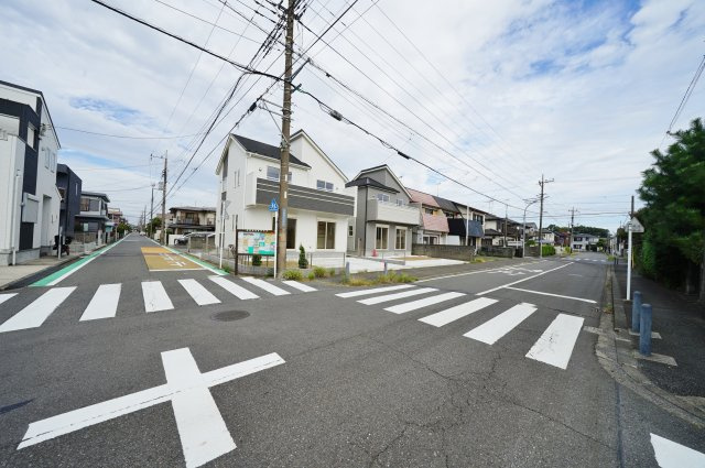 【横浜市瀬谷区南台1丁目10-4全2棟新築戸建て】★仲介手数料無料★（南瀬谷学校・南瀬谷中学校）の前面道路含む現地写真