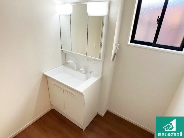 加古川市加古川町北在家　第20期　新築一戸建ての独立洗面台|清潔感のある洗面台です。フラットな鏡は掃除がしやすく毎日清潔！鏡裏には収納があるのでスッキリとした洗面台が保てます。