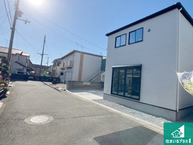加古川市加古川町北在家　第20期　新築一戸建ての前面道路含む現地写真|周辺は閑静な住宅街！前面道路広々で車の出し入れも便利です。駐車が苦手な方でも安心して車庫入れできます！