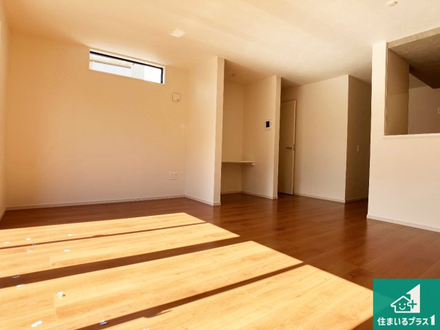 加古川市加古川町北在家　第20期　新築一戸建ての居間・リビング|日当たり良好の明るいリビングで朝の目覚めもスッキリできそう！対面キッチンでご家族のコミュニケーションも自然と増える設計！小さなお子様が遊ぶスペースを作っても広々とくつろげるLDK！