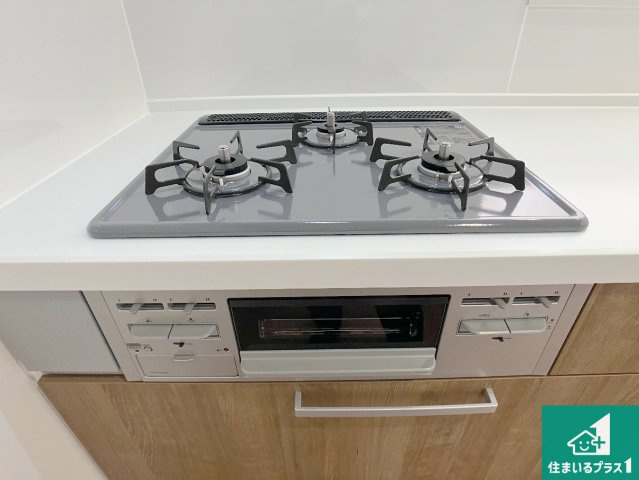 加古川市加古川町北在家　第20期　新築一戸建ての設備|ダブル高火力Ｓｉセンサー付きコンロ！３口あるので、まとめて料理をする時も大活躍！