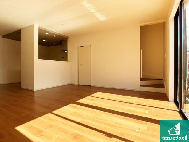 加古川市加古川町北在家　第20期　新築一戸建ての居間・リビング|日当たり良好の明るいリビングで朝の目覚めもスッキリできそう！対面キッチンでご家族のコミュニケーションも自然と増える設計！小さなお子様が遊ぶスペースを作っても広々とくつろげるLDK！