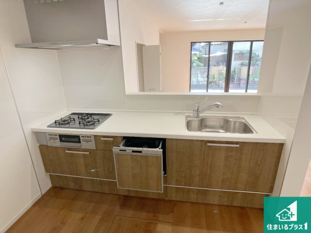 加古川市加古川町北在家　第20期　新築一戸建てのキッチン|子供を見守りながらお料理が出来るため家族のコミュニケーションか増えます♪スペースが広く確保されている為お子様が大きくなったときは一緒に料理を楽しめます♪