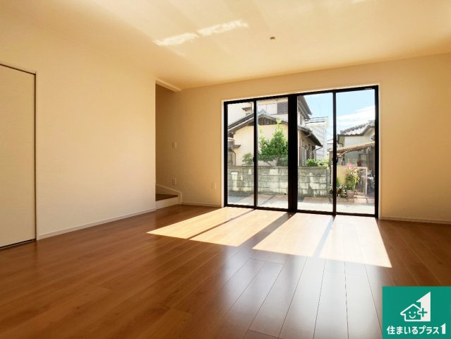 加古川市加古川町北在家　第20期　新築一戸建ての居間・リビング|明るいリビングで朝の目覚めもスッキリできそう！対面キッチンでご家族のコミュニケーションも自然と増える設計！小さなお子様が遊ぶスペースを作っても広々とくつろげるLDK！