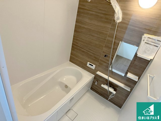 加古川市加古川町北在家　第20期　新築一戸建ての浴室|足をゆったり伸ばして寛げる浴槽です。窓が設けられていますので差し込む光が明るく穏やかな雰囲気にしてくれます♪浴室乾燥機も設置しているので、雨の日の洗濯物も安心です♪