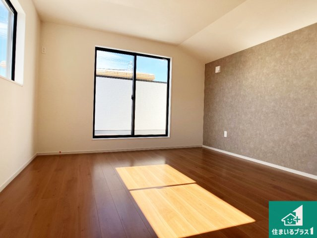 加古川市加古川町北在家　第20期　新築一戸建ての洋室|寝室は心地よい眠りについてもらいたくて、シンプルかつ開放的な空間な設計にしています！大きな窓から差し込む日が心地いいです♪
