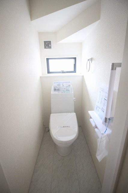 野木南赤塚　第1のトイレ|小窓付きで明るく清潔感のあるトイレ。節水型のシャワートイレを採用し、機能性もばっちりです！