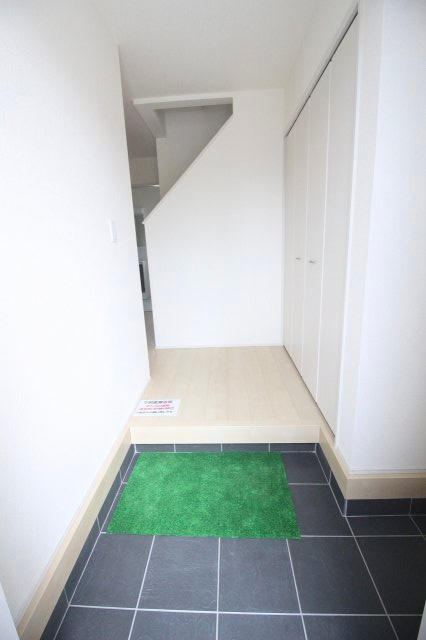 野木南赤塚　第1の玄関|明るく開放的な玄関ホール。大容量のシューズボックスを備え、家族全員の靴も余裕で収納できます。