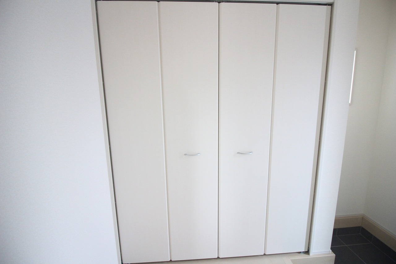 野木南赤塚　第1の収納|ホワイトカラーで清潔感のある収納扉。玄関の雰囲気にも馴染むシンプルデザインです。