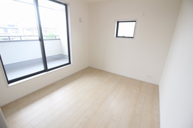 野木南赤塚　第1の子供部屋|南向きバルコニーに面した明るい洋室。日差しがたっぷり入り、寝室や子ども部屋にもぴったりの空間です。