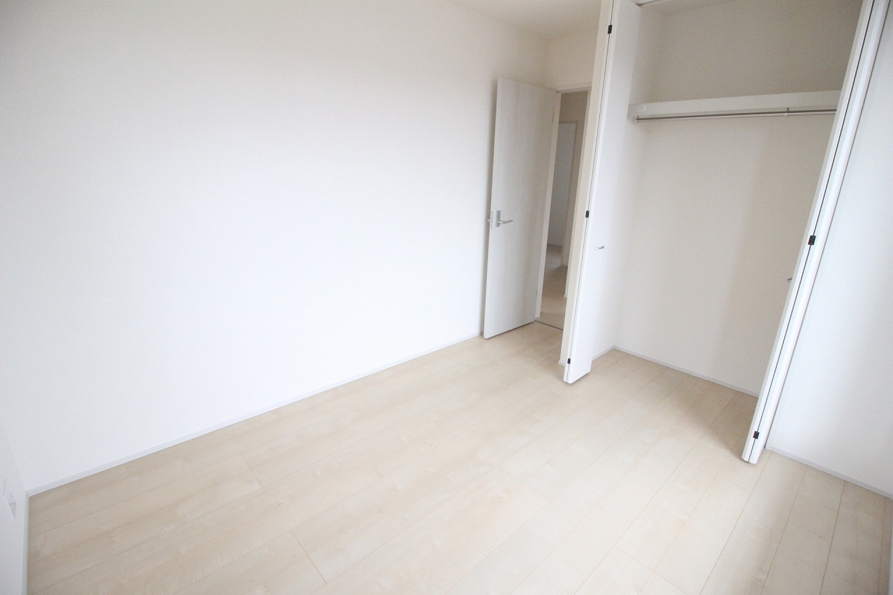 野木南赤塚　第1の子供部屋|クローゼット付きで収納力も◎白を基調とした内装で、どんな家具も合わせやすい落ち着いた雰囲気です。