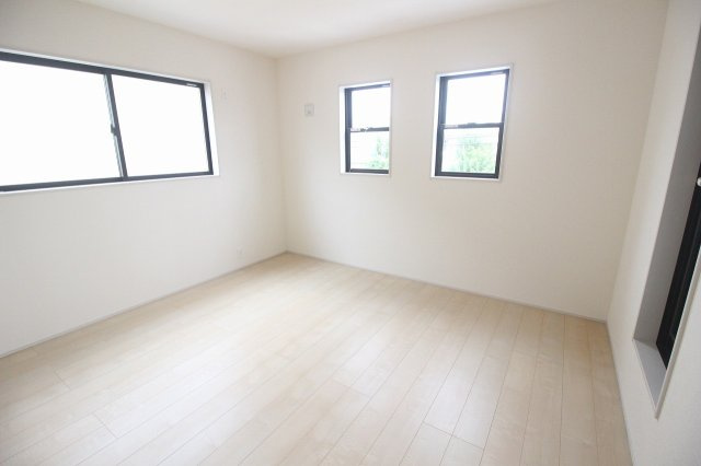 野木南赤塚　第1の寝室|3面採光で風通しの良い明るいお部屋。朝日がたっぷり入り、気持ちよく一日をスタートできます！