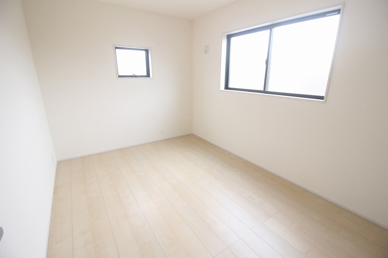 野木南赤塚　第1の洋室|2面採光で明るさもしっかり確保された洋室。落ち着いた雰囲気で、勉強部屋や趣味部屋にもおすすめです。