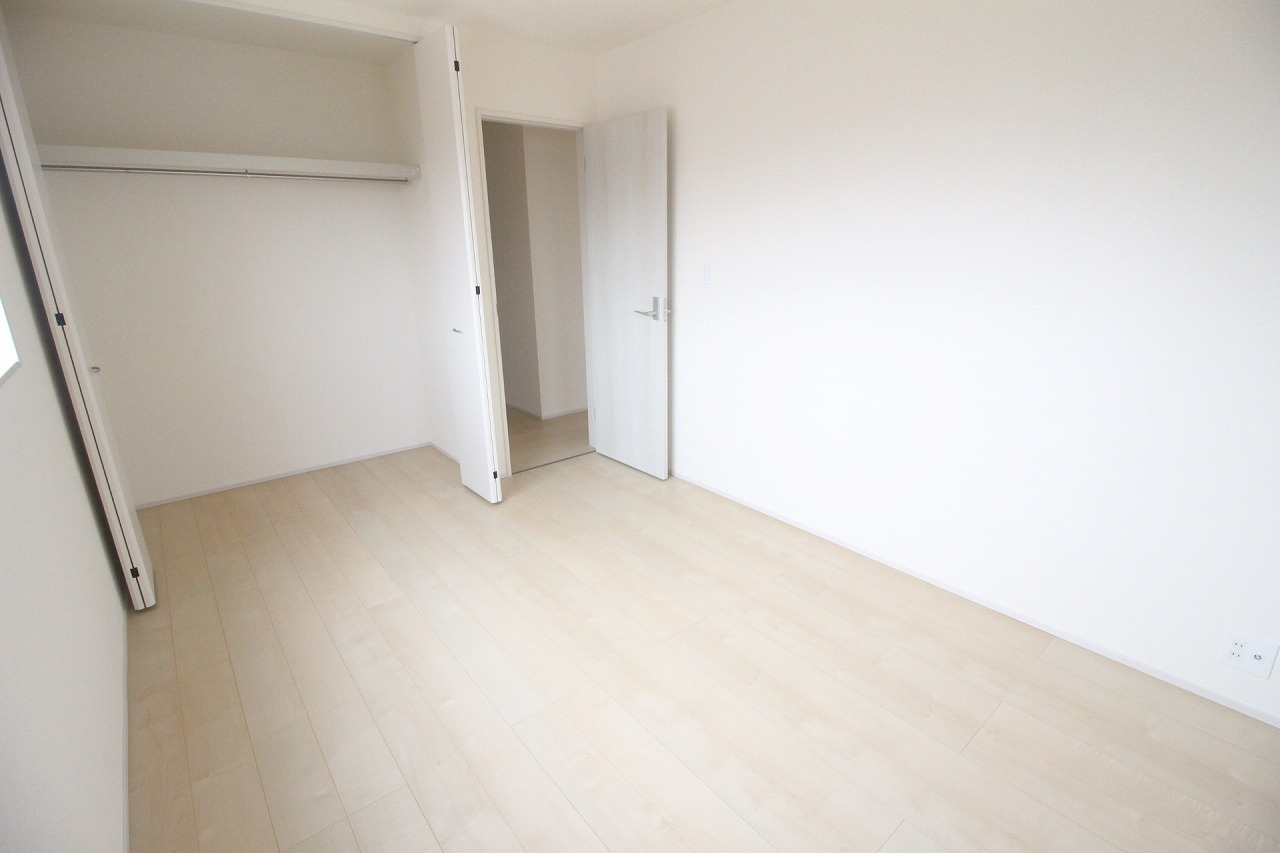 野木南赤塚　第1の洋室|クローゼット完備で収納力も安心。清潔感のある白い内装で、インテリアが映えるシンプルな空間です。