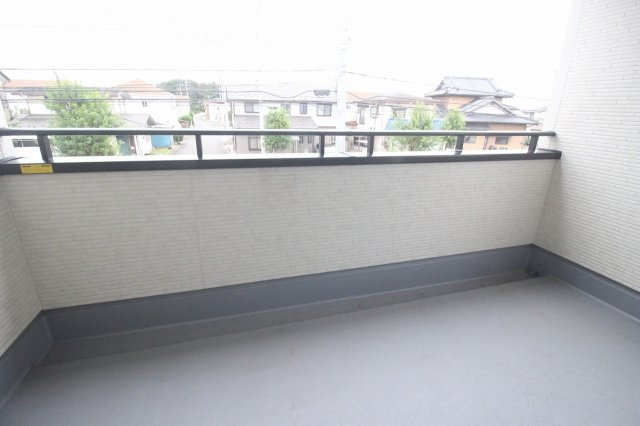 野木南赤塚　第1のバルコニー|南向きバルコニーは陽当たりが良く、洗濯物も気持ちよく乾きます。屋根付きで突然の雨にも安心です。