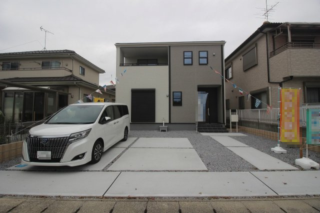 野木南赤塚　第1|並列で3台駐車可能な広々スペース。来客時にも便利で、アプローチもゆったり設計されています。