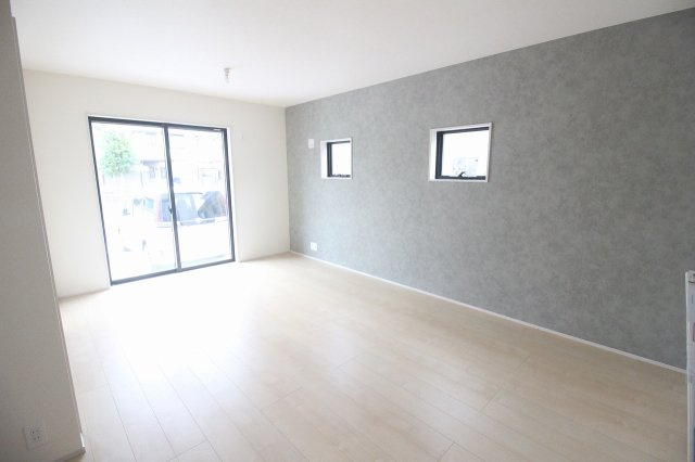 野木南赤塚　第1の居間・リビング|南向きの明るいリビング！2つの小窓がアクセントになり、やさしい光が心地よく差し込みます。