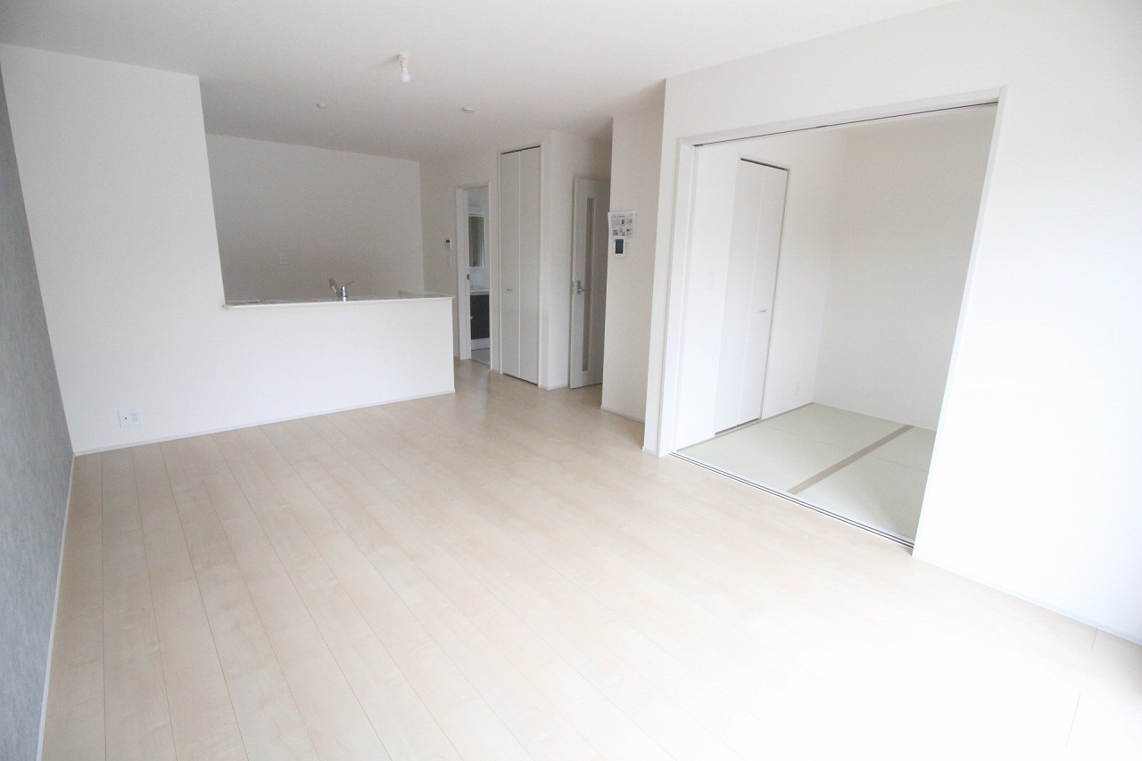 野木南赤塚　第1の居間・リビング|和室とつながる開放的な空間設計。家族の会話が自然に生まれる、広々としたLDKです！