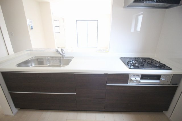 野木南赤塚　第1のキッチン|リビング全体を見渡せるカウンターキッチン。お料理しながら家族とのコミュニケーションも取りやすい配置です。