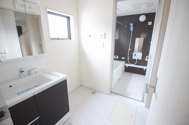 野木南赤塚　第1の脱衣所|浴室との動線も短く、家事効率の良いレイアウト。家族が並んで使えるゆとりあるスペースです。