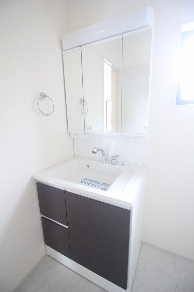 野木南赤塚　第1の独立洗面台|洗面台は三面鏡タイプで収納たっぷり。朝の支度もスムーズにできる明るい空間です。