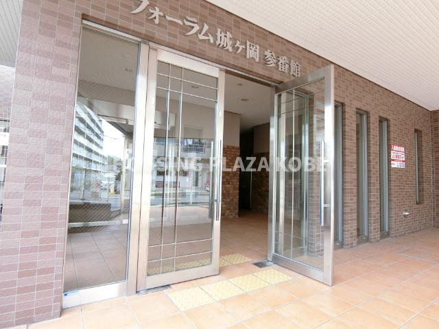 神戸市須磨区白川台５丁目の賃貸マンションのエントランス