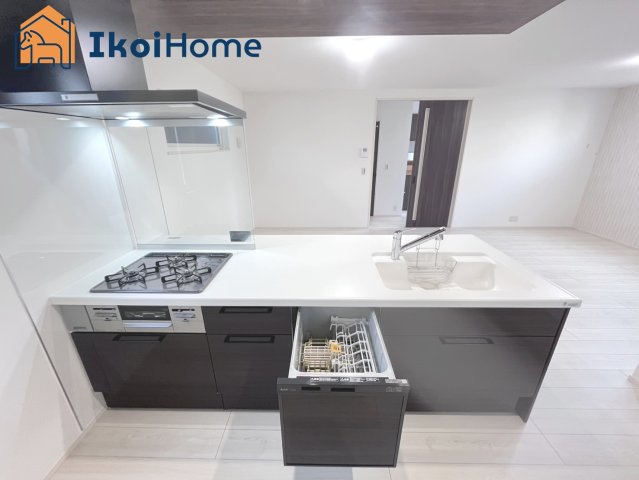 神戸市西区今寺　新築戸建のキッチン|【ホームページに現地動画掲載中】●年中無休：当日予約可●人気の対面式キッチン！使いやすさも◎