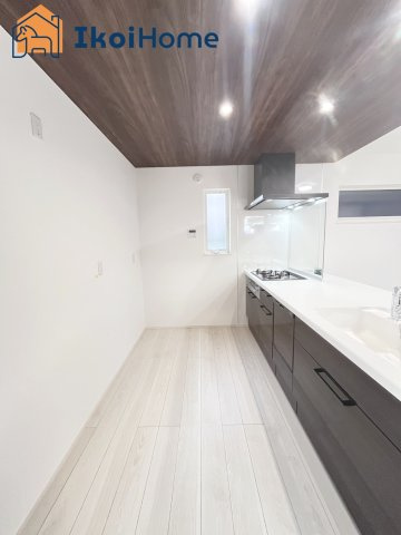 神戸市西区今寺　新築戸建のキッチン|同社施工事例です。キッチン同色のカップボードご依頼を受けることが多いです。地震に強く、おしゃれです