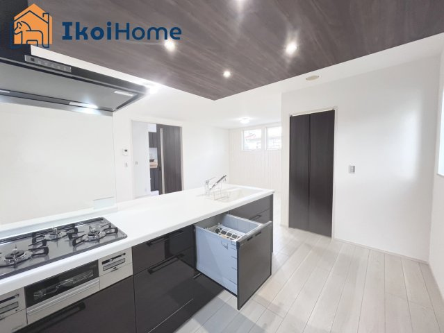 神戸市西区今寺　新築戸建のキッチン|同社施工事例です●年中無休：当日予約可●シンクは傷や汚れが付きにくく音を大幅に軽減する静音仕様