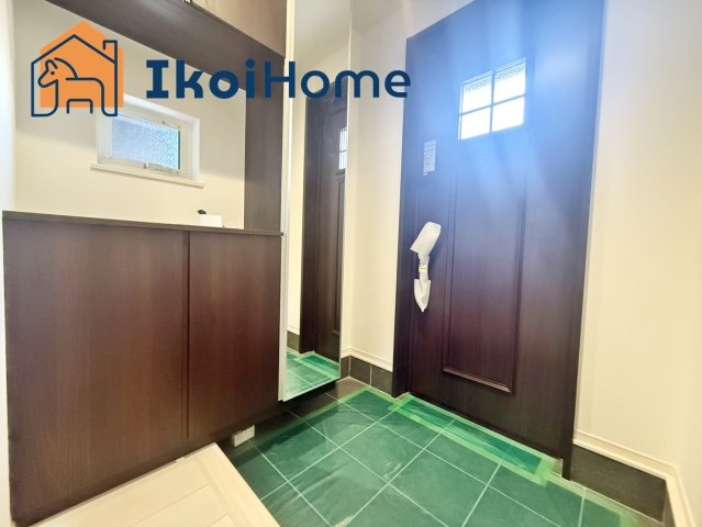 神戸市西区今寺　新築戸建の玄関|【ホームページに現地動画掲載中】●年中無休：当日予約可●玄関には鏡付コの字型シューズボックスを完備！