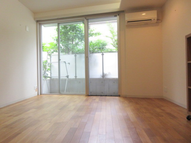 Ｎコート動坂の居間・リビング|キレイなフローリングのお部屋です