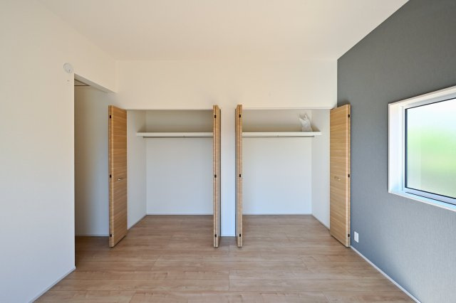 【洋室】 | 桐生市琴平町　ブルーミングガーデン | 広々としたクローゼットでお部屋はいつでもスッキリクリアに！
