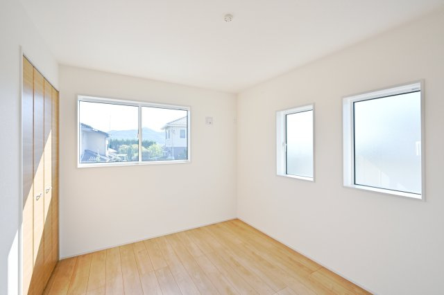 【洋室】 | 桐生市琴平町　ブルーミングガーデン | 2面採光の洋室は日当たりがよくあったか♪