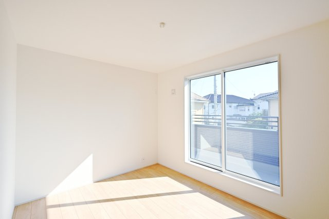 【洋室】 | 桐生市琴平町　ブルーミングガーデン | 寛ぎの時間を紡ぎだす主寝室。大型ベッドを置いても余裕です。