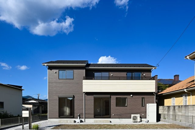 【外観】 | 桐生市琴平町　ブルーミングガーデン | スッキリクリアな青空に映えるエクステリア！
日当たり良好な立地です♪