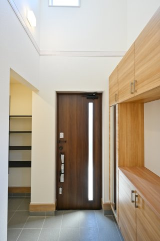 【玄関】 | 桐生市琴平町　ブルーミングガーデン | 大型のシューズボックスがあるので、家族全員の靴をしっかり収納！玄関スッキリ！