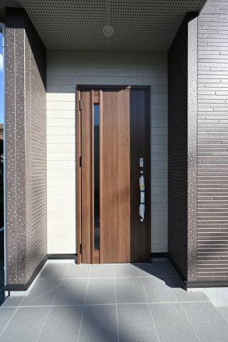 【玄関】 | 桐生市琴平町　ブルーミングガーデン | 玄関はディンプルキー＆ダブルロックドア採用で防犯対策もバッチリです！