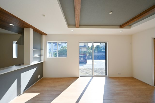 【居間・リビング】 | 桐生市琴平町　ブルーミングガーデン | 日当たりがよく広いリビングは家族が自然と集まる居心地の良い空間です♪