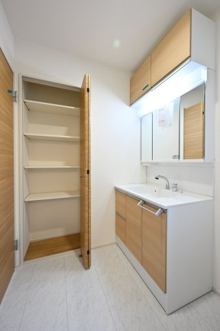 【独立洗面台】 | 桐生市琴平町　ブルーミングガーデン | 3面ミラーの後ろは収納スペースを完備。生活感のあるものは隠して、スッキリシンプルな洗面台に！