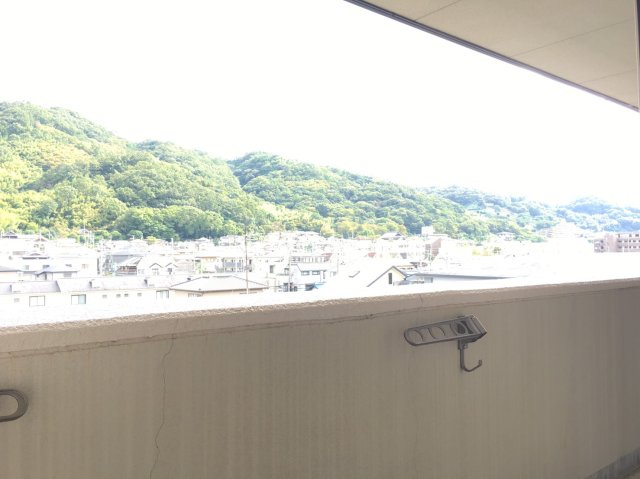 【バルコニー】 | イングランドアヴェニュ－1番館 | 同タイプの別部屋写真です。