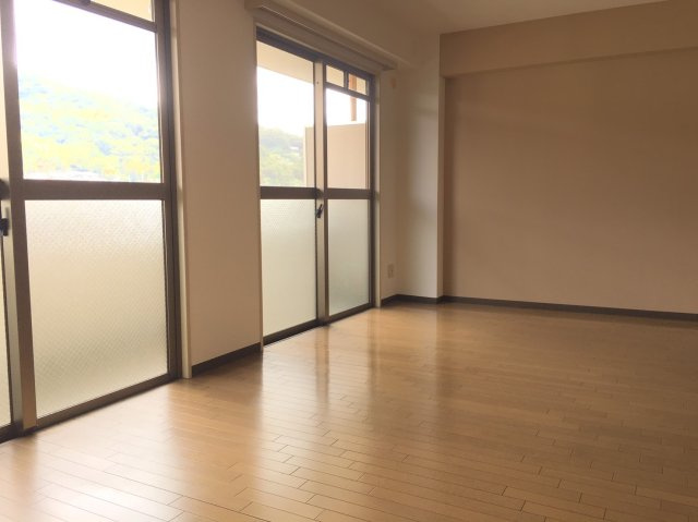 【居間・リビング】 | イングランドアヴェニュ－1番館 | 同タイプの別部屋写真です。