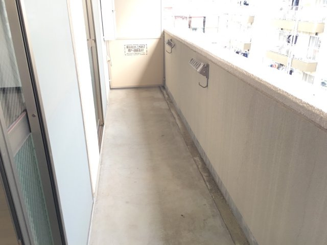 【バルコニー】 | イングランドアヴェニュ－1番館 | 同タイプの別部屋写真です。