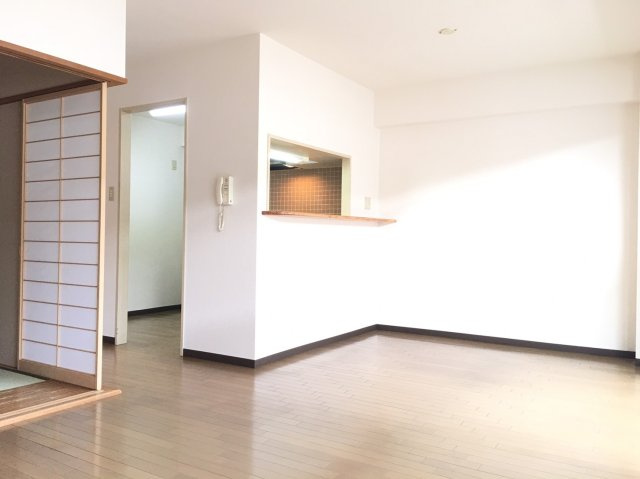 【居間・リビング】 | イングランドアヴェニュ－1番館 | 同タイプの別部屋写真です。