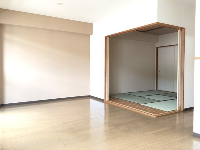 【居間・リビング】 | イングランドアヴェニュ－1番館 | 同タイプの別部屋写真です。