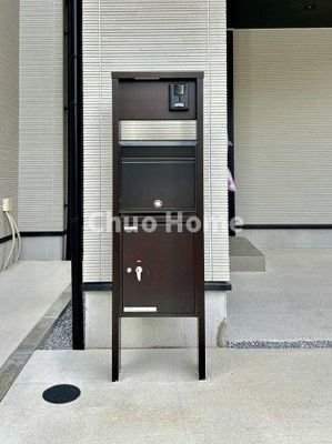 【外観】 | 葛飾区奥戸1丁目新築分譲住宅 | 留守中に便利な宅配ボックス完備。